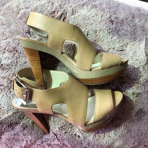 ❤️NWOT - MICHAEL KORS TAN HEELS❤️